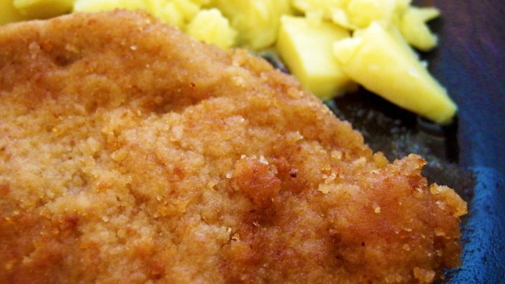 Wenn ich vergessen habe Eier zu kaufen oder das letzte Ei auf dem Boden gelandet ist, paniere ich meine Schnitzel mit Zitronensaft, Mehl und Paniermehl.