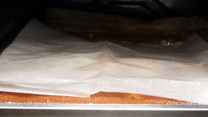 Besonders saftigen Apfelkuchen backen mithilfe von Pergamentpapier.