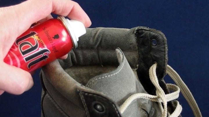 Verhindern von dunklen Flecken in neuen Schuhen mit Haarspray.