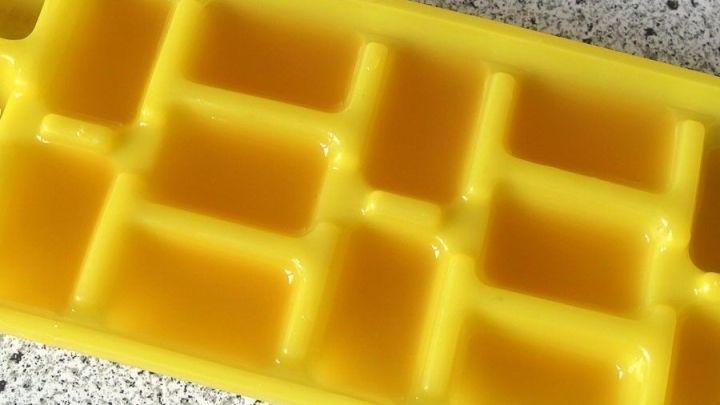 Zitronensaft in Eiswürfelform einfrieren und bei Bedarf in das entsprechende Getränk geben. Vorteil: Das Getränk verwässert so nicht.