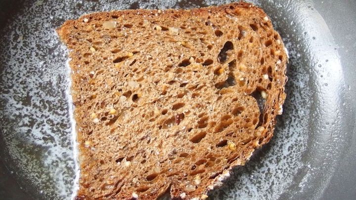 Graubrot in Butter knusprig braun anbraten, mit Salz bestreuen und genießen.