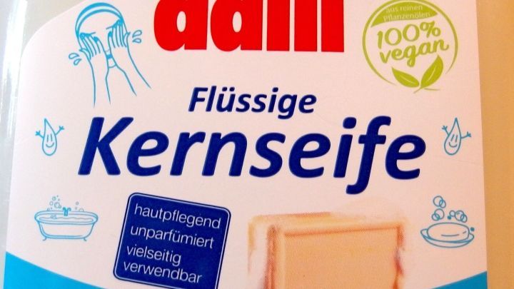 Kleidung vor dem Waschen einfach mit Kernseife einreiben, nicht ausspülen (Bürste), und dann in die Waschmaschine.