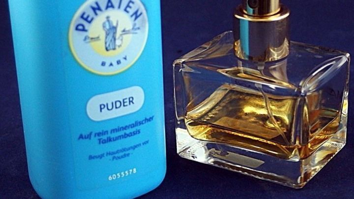 Mein Tipp: Man nehme Babypuder, tue davon ca. 1 Teelöffel in ein Gefäß, darauf 7 Tropfen von deinem Lieblingsparfüm, verrühren. Wenn das trocken ist, mit einem Holzstiel wieder pudrig stoßen, zurück zum Babypuder, gut schütteln, fertig.