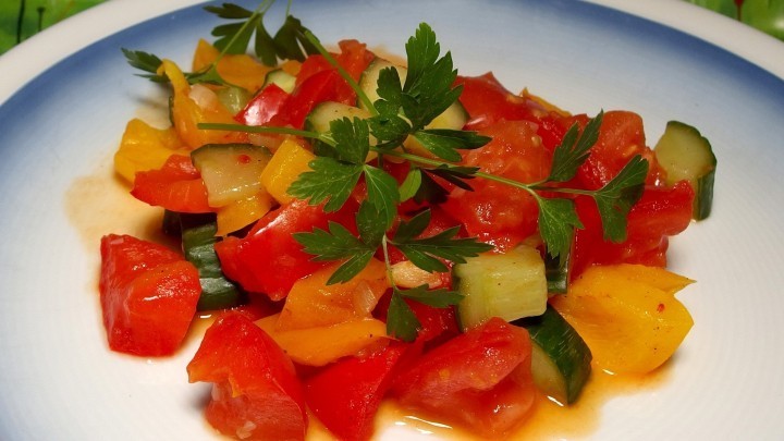 Gurken-Tomaten-Paprika Gemüse - Rezept | Frag Mutti