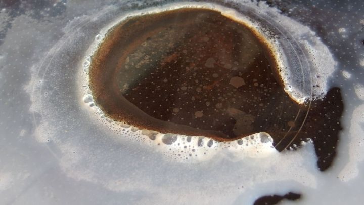 Milch ist schnell mal übergekocht: So stinkt die angebrannte Milch nicht und lässt sich später auch leichter entfernen.