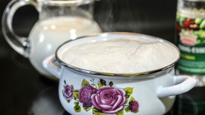 Wenn die Milch überkocht sollte man schnell handeln. Wische vorsichtig so viel wie möglich von der Milch vom heißen Herd und gebe einen Spritzer Essig auf die Platte.