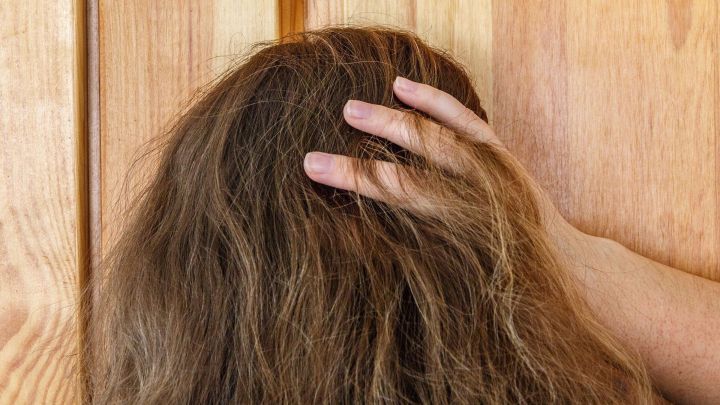Hände besitzen Handfett, das beim Durchfahren der Haare an diese abgegeben wird.