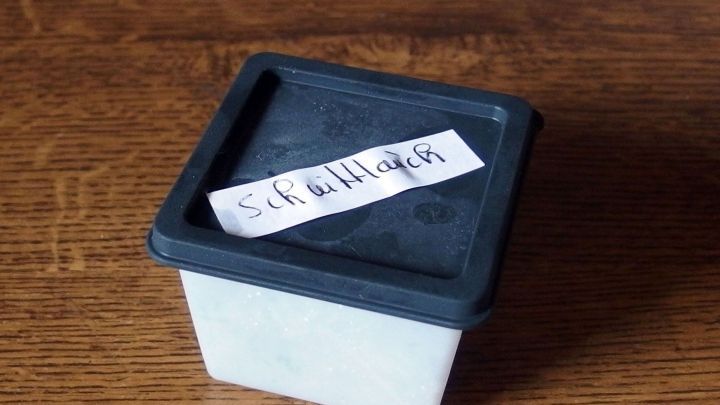 Gefrierdosen ganz einfach mit Papierstreifen kennzeichnen und beschriften.
