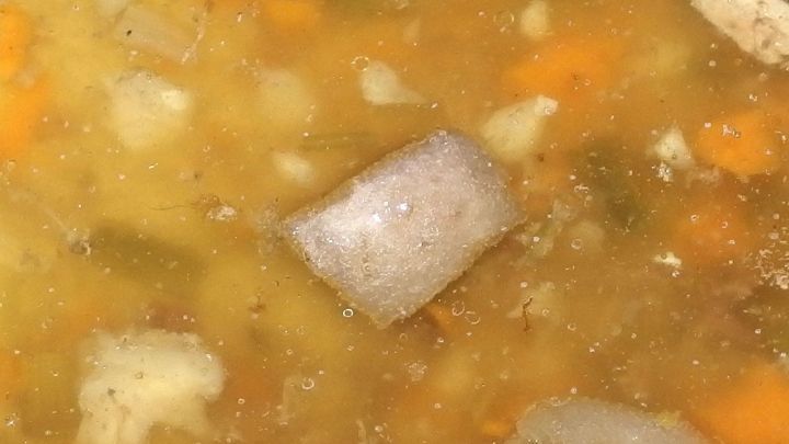 Bratensoße kann man auch ohne Mehl binden, indem man Gemüse mitkocht und es dann püriert.