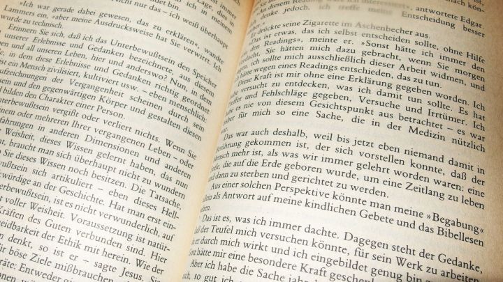Ist ein Buch versehentlich nass geworden, kann man es in die Gefriertruhe legen, um ein Verkleben der Seiten zu verhindern.