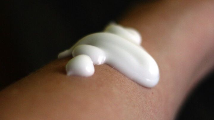 Reste von Sonnenschutzmittel mit hohem UV-Schutz können mit normaler Bodylotion vermischt, verbraucht werden.