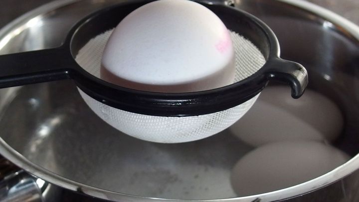 Legt man ein gesprungenes Ei in ein Sieb und hält dieses etwa 1 Minute über den Wasserdampf, erstarrt dadurch das Eiweiß entlang der Schadstelle, sodass keine Auslaufgefahr mehr entsteht.