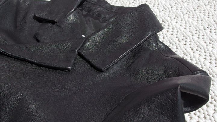 Wer einen speckigen Lederjackenkragen an seine Lederjacke hat, muss nicht verzweifeln: Ein supereinfacher Reinigungstipp!