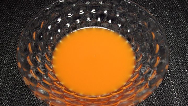 Rote Haare wunderbar schön zum Leuchten bringen mit Karottensaft und einem Spritzer Zitrone.
