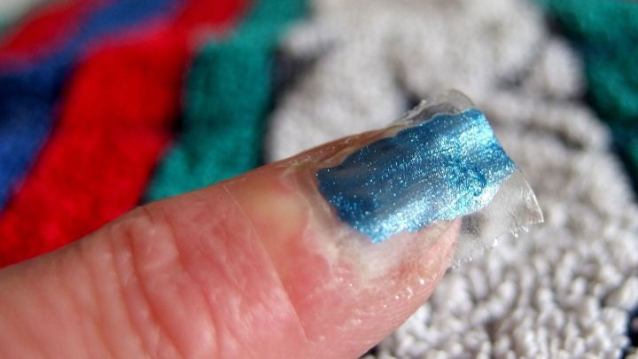 Mithilfe von Tesafilm ausprobieren und sicher gehen, welche Nagellackfarbe einem am besten gefällt.