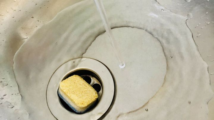 Lasse Wasser in dein Waschbecken einlaufen und gib einen Geschirrtab hinzu. Nach einer Stunde Einwirkzeit erstrahlt deine Spüle im neuen Glanz.
