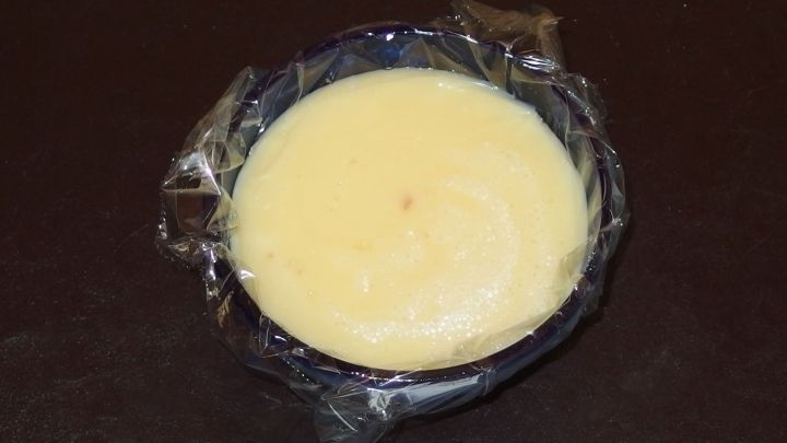 So kann man Haut auf dem Pudding (Flammeri) verhindern.