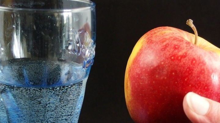 Bei leichtem Sodbrennen hilft es zwei Stücke geschälten Apfel zu essen und ein Glas Wasser zu trinken.