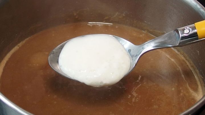 Kalorienarmer Soßenbinder: Quark mit einem Schuss kohlensäurehaltigem Mineralwasser cremig rühren und einen Klecks in die Soße geben.