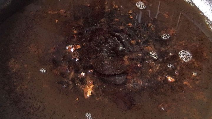 Mit Wasser und Spülmittel Angebranntes aus Kochtöpfen entfernen.