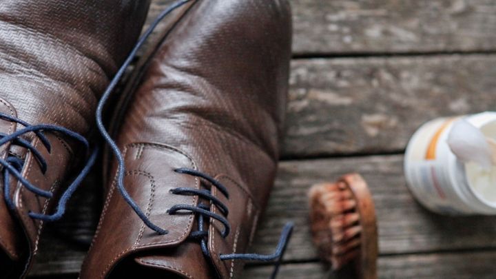 Schuhcreme kann ziemlich teuer sein. Putze deine Schuhe doch stattdessen mit Melkfett! Du wirst über den Effekt erstaunt sein.