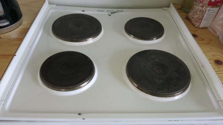 Schöne schwarze Herdplatten: Nach dem Reinigen mit einer Speckschwarte einreiben und kurz wirken lassen. Nur noch trocken drüberwischen, der Geruch verschwindet von selbst.