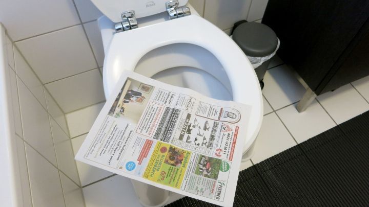 saubere toilette zeitungspapier