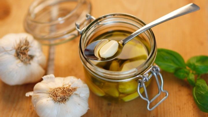 Knoblauch lange frisch halten und einen Vorrat anlegen: Knoblauchzehen in ein Schraubglas geben, mit Öl bedecken und im Kühlschrank aufbewahren.
