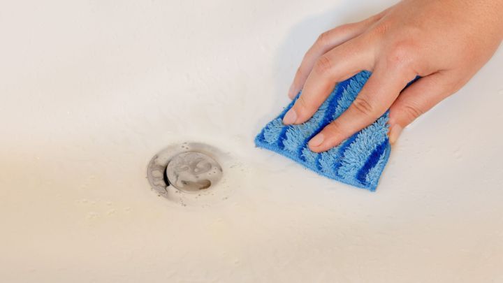 Essigreiniger in einer Sprühflasche lässt sich besser auf das Waschbecken auftragen und man bekommt keine rauen Hände. Die größere Reinigungskraft beruht auf der größeren Oberfläche, die der Essig als Schaum entfaltet im Vergleich zum flüssigen Zustand.