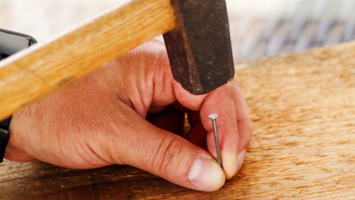 Holz spaltet nicht, wenn man vor dem Einschlagen eines Nagels dem Nagel die Spitze entfernt (feilen oder abkneifen mit einer Kombizange)..