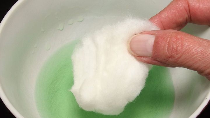 Mit Watte und Fensterspray enge Vasen reinigen.