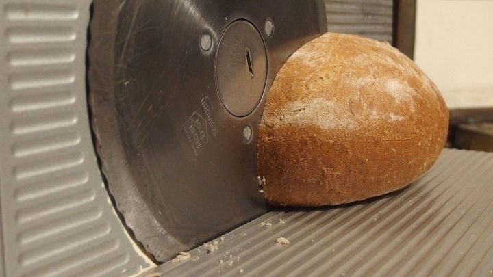 So reinigt sich die Brotschneidemaschine von selbst und es reicht die Maschine danach feucht abzuwischen.