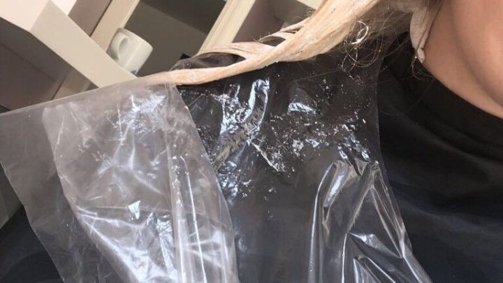 Damit man keinen hässlichen Gelbstich mehr hat, sollte man die Haare mit einer Silberglanzspülung regelmäßig waschen.