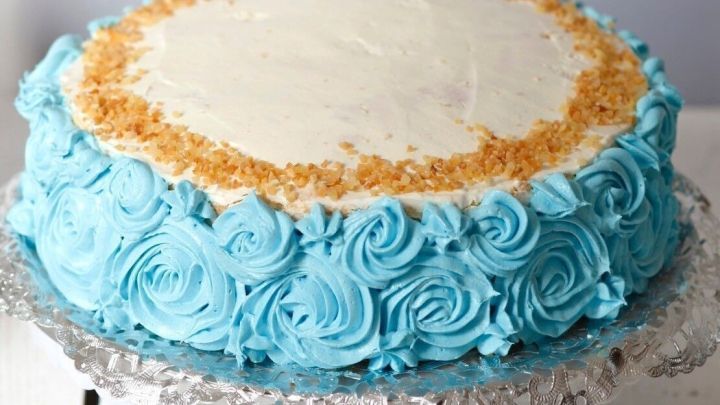 Buttercreme geronnen? Mithilfe eines Päckchens Sahnesteif, kann die Creme gerettet werden: Einfach unterrühren und die Creme wird wieder glatt.