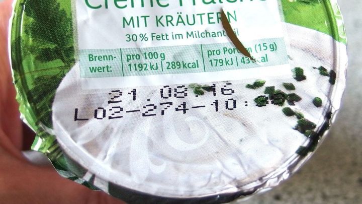Deckel von Joghurtbechern und dergleichen können beim Zahlen an der Kasse schnell kaputt gehen, wenn die Fingernägel zu lang sind.