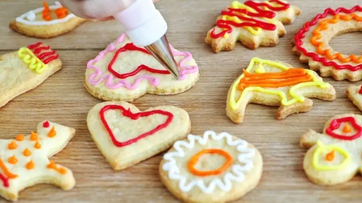 So machst du die Plätzchendeko aus nur 3 Zutaten ganz einfach selbst.