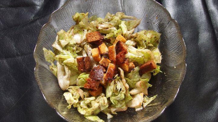 Altbackene Brötchen nicht wegwerfen. Man kann köstliche Croutons für Suppen und Salate daraus machen.