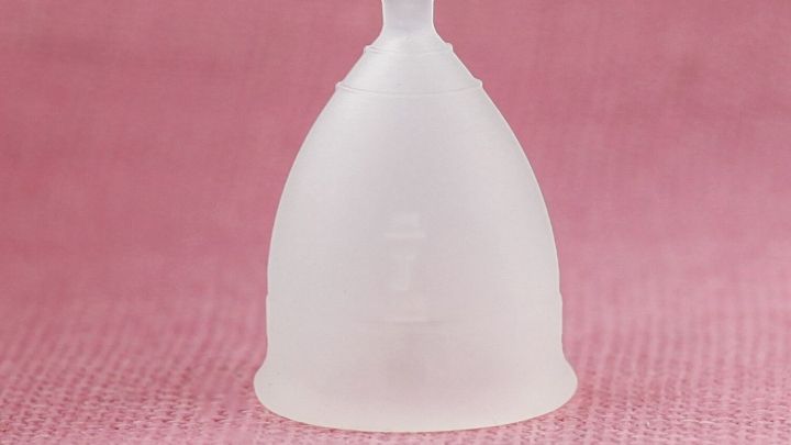 In 10 Jahren braucht eine Frau 3.500 Tampons oder Binden oder eine Menstruationstasse! Die Tasse kostet nur einmalig 13 - 35 Euro und spart somit bares Geld.