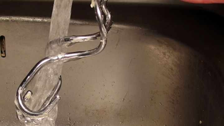 Teigreste an Küchenutensilien und Händen lassen sich besser und schneller mit kaltem Wasser abwaschen.