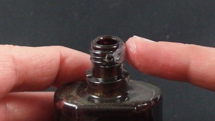 Mit Vaseline verklebt das Gewinde eines Nagellackfläschchens nicht und lässt sich immer gut öffnen.