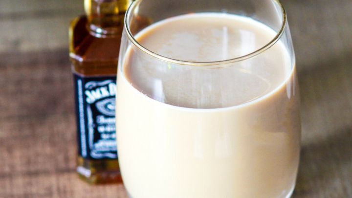 Der rostige Nagel ist ein knallharter Drink, der zur einen Hälfte aus Baileys und zur anderen Hälfte aus Whiskey besteht.