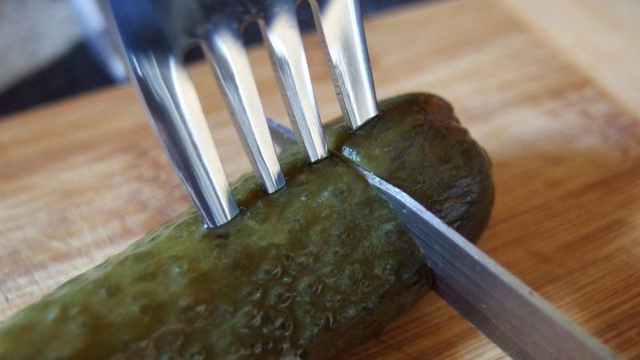 Gurken schnell und einfach in 4 Stücke schneiden - mithilfe einer Gabel.