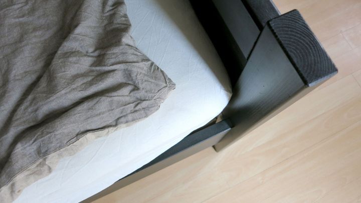 Mit diesem Trick kannst du deine alten Bettlaken als Spannbettlaken verwenden: Mach vor dem Beziehen je einen Knoten an allen vier Bettlaken-Ecken. So verrutscht das Bettlaken nicht mehr so leicht!