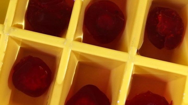 Originelle Eiswürfel: Gib Kirschen in den Eiswürfelbehälter und gieße Wein oder Wasser hinzu. Wenn du das Wasser vorher abkochst, bekommst du glasklare Würfel.
