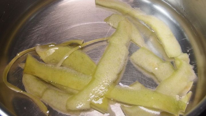 Flecken aus Kochtöpfen entfernen mithilfe von Apfelschalen.