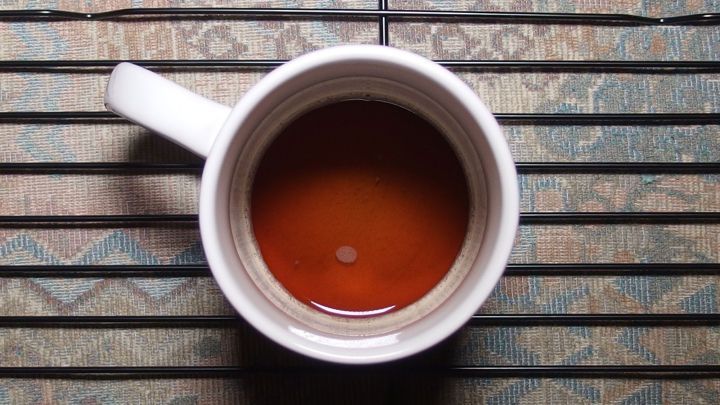 Ein verkrusteter Grillrost lässt sich mit kaltem Kaffee mühelos reinigen.