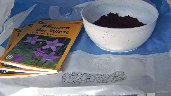 Da ich Kaffeepulver schon seit langem als Geruchskiller kenne, habe ich das jetzt auch mit einem Buch versucht.