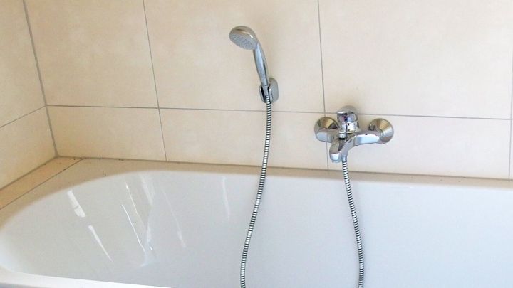 Möchte man Seifenreste in der Badewanne vermeiden, kann man sie einfach nach dem Duschen bzw. Baden mit kaltem Wasser ausspülen. Nimmt man warmes bzw. heißes Wasser, bleiben die Seifenreste nämlich eher haften.