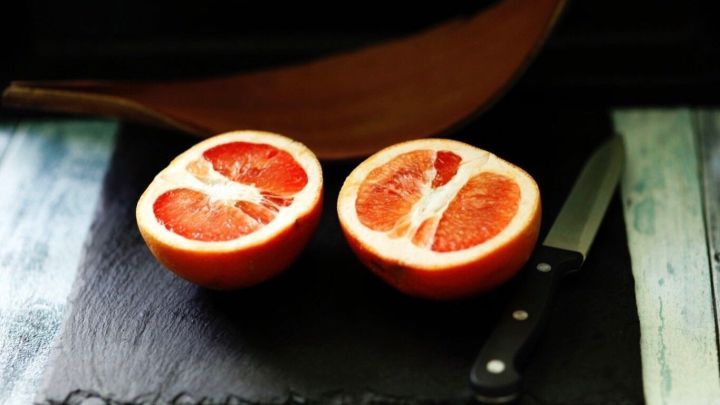 Dünnschalige Früchte sind meistens saftiger als Dickschalige. Die Dickschaligen erkennt man daran, dass sie am Stielende spitz zulaufen und rau und runzelig aussehen.
