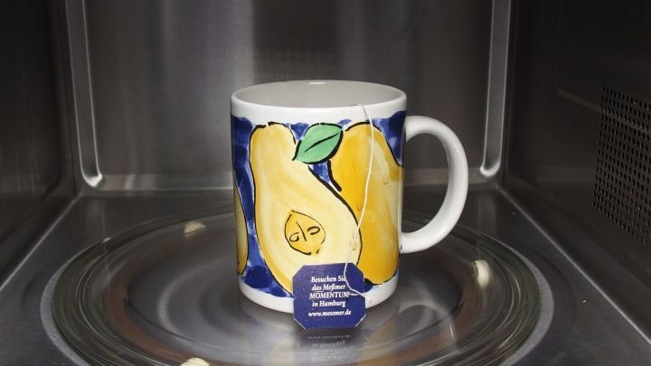 Beim Gemüse,-Kartoffel-, Reis oder Tee kochen lässt sich der entstehende Wasserdampf zum Reinigen nutzen. Meine Mikrowelle ist jedenfalls immer blank.